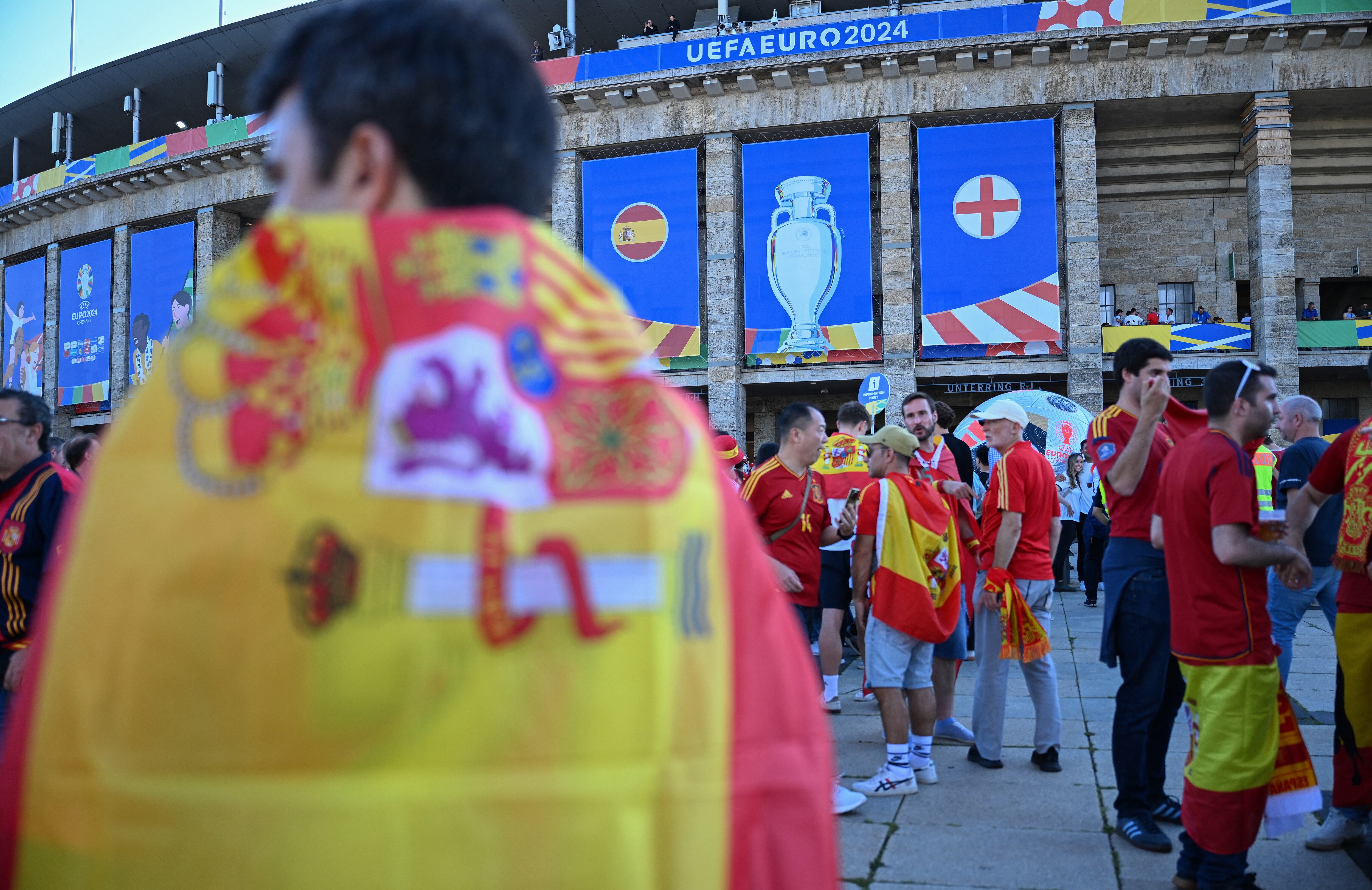 Los hinchas de España a los alrededores del Estadio Olímpico de Berlín, este domingo 14 de julio.