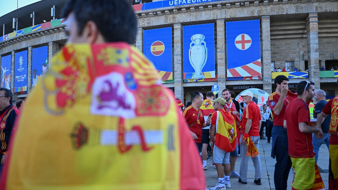 Los hinchas de España a los alrededores del Estadio Olímpico de Berlín, este domingo 14 de julio.