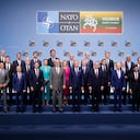 El presidente de Lituania, Gitanas Nauseda (CL), el secretario general de la OTAN, Jens Stoltenberg (CR), y los ministros de Relaciones Exteriores de la Otan, posan para una fotografía familiar durante la cumbre de la OTAN, en Vilna, el 11 de julio de 2023. Los líderes de la OTAN se enfrentarán a la membresía de Ucrania, ambiciones en su cumbre del 11 de julio de 2023, su determinación de enfrentar a Rusia, impulsada por un gran avance en el intento de Suecia de unirse a la alianza. (Photo by Ludovic MARIN / POOL / AFP) / SOLELY FOR SIPA