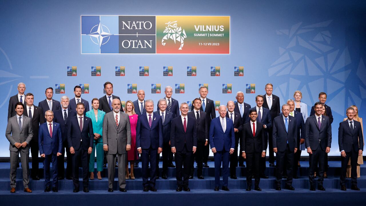 El presidente de Lituania, Gitanas Nauseda (CL), el secretario general de la OTAN, Jens Stoltenberg (CR), y los ministros de Relaciones Exteriores de la Otan, posan para una fotografía familiar durante la cumbre de la OTAN, en Vilna, el 11 de julio de 2023. Los líderes de la OTAN se enfrentarán a la membresía de Ucrania, ambiciones en su cumbre del 11 de julio de 2023, su determinación de enfrentar a Rusia, impulsada por un gran avance en el intento de Suecia de unirse a la alianza. (Photo by Ludovic MARIN / POOL / AFP) / SOLELY FOR SIPA