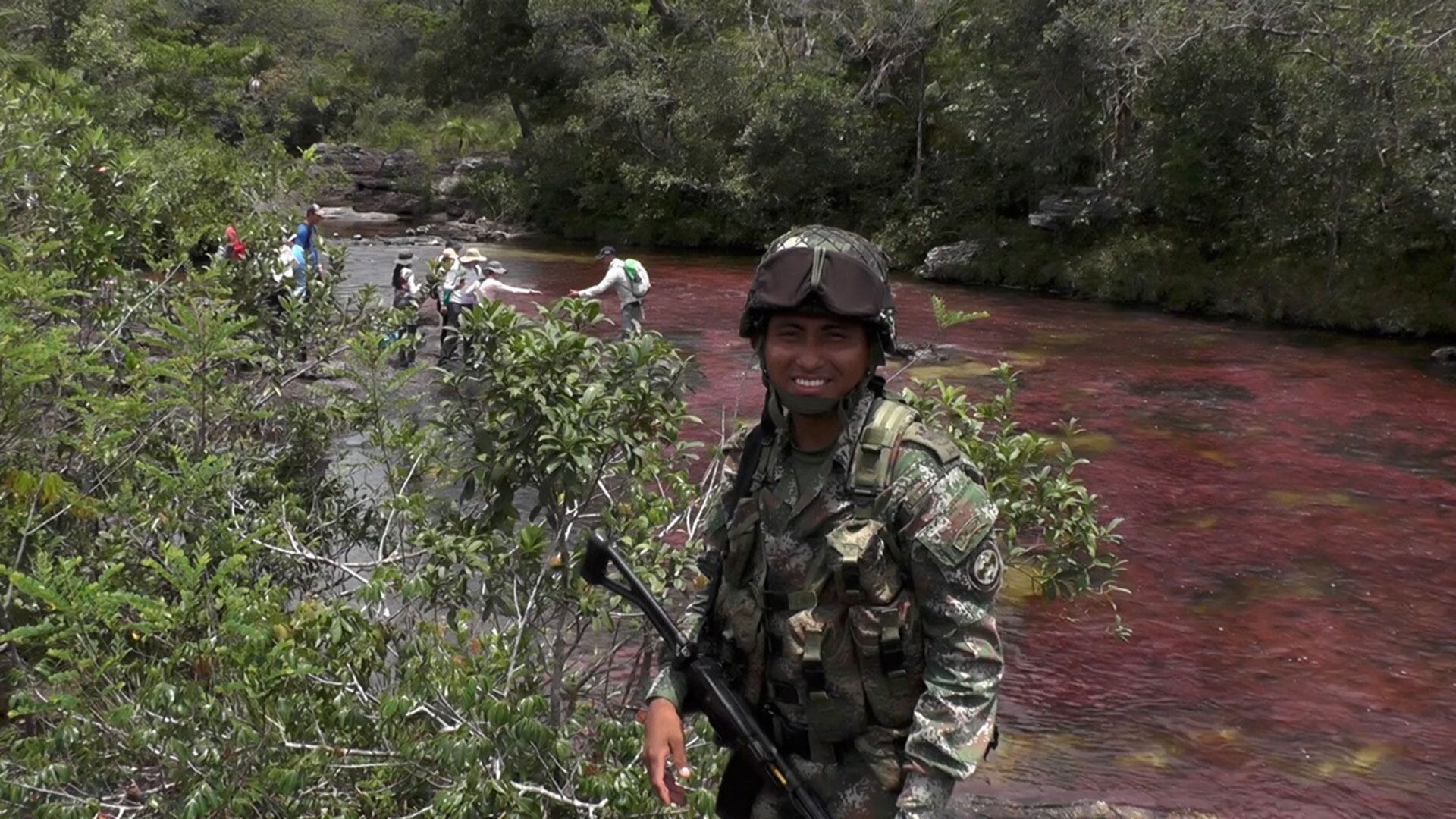 Soldado indígena guardián de Caño Cristales