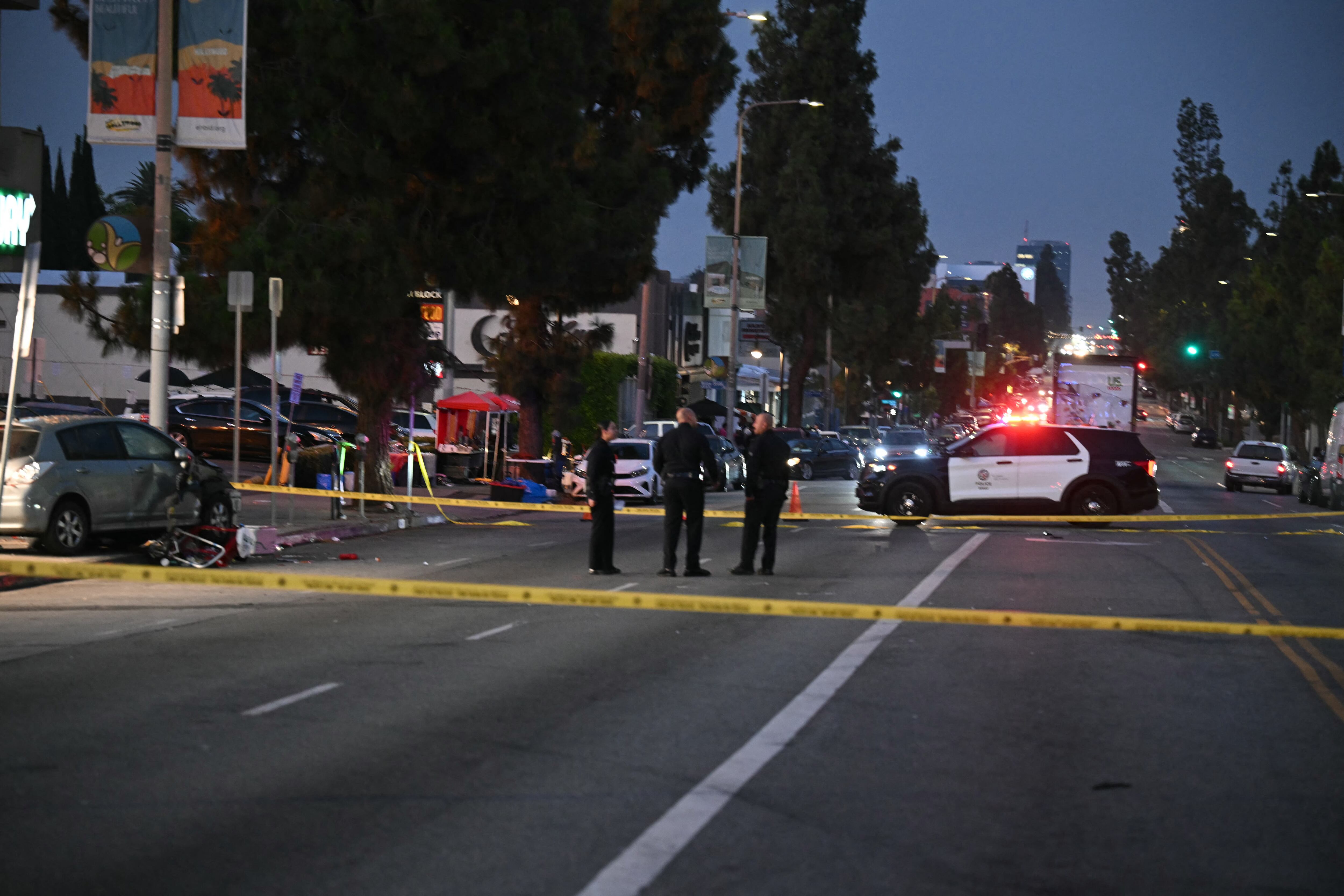 Un hombre atropelló con su automóvil a un grupo de personas reunidas frente a un club nocturno de Los Ángeles