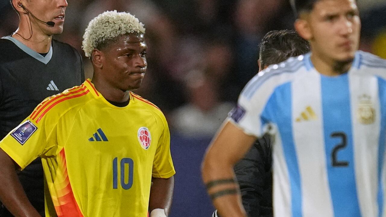 Reacción de Óscar Perea tras la lesión de Joel Canchimbo en Argentina vs. Colombia