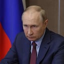 En esta fotografía tomada el 18 de agosto de 2022, el presidente ruso, Vladimir Putin, asiste a una reunión sobre el desarrollo de la industria de la construcción naval a través de una videoconferencia en la ciudad turística de Sochi. (Foto de Mikhail Klimentyev / Sputnik / AFP)