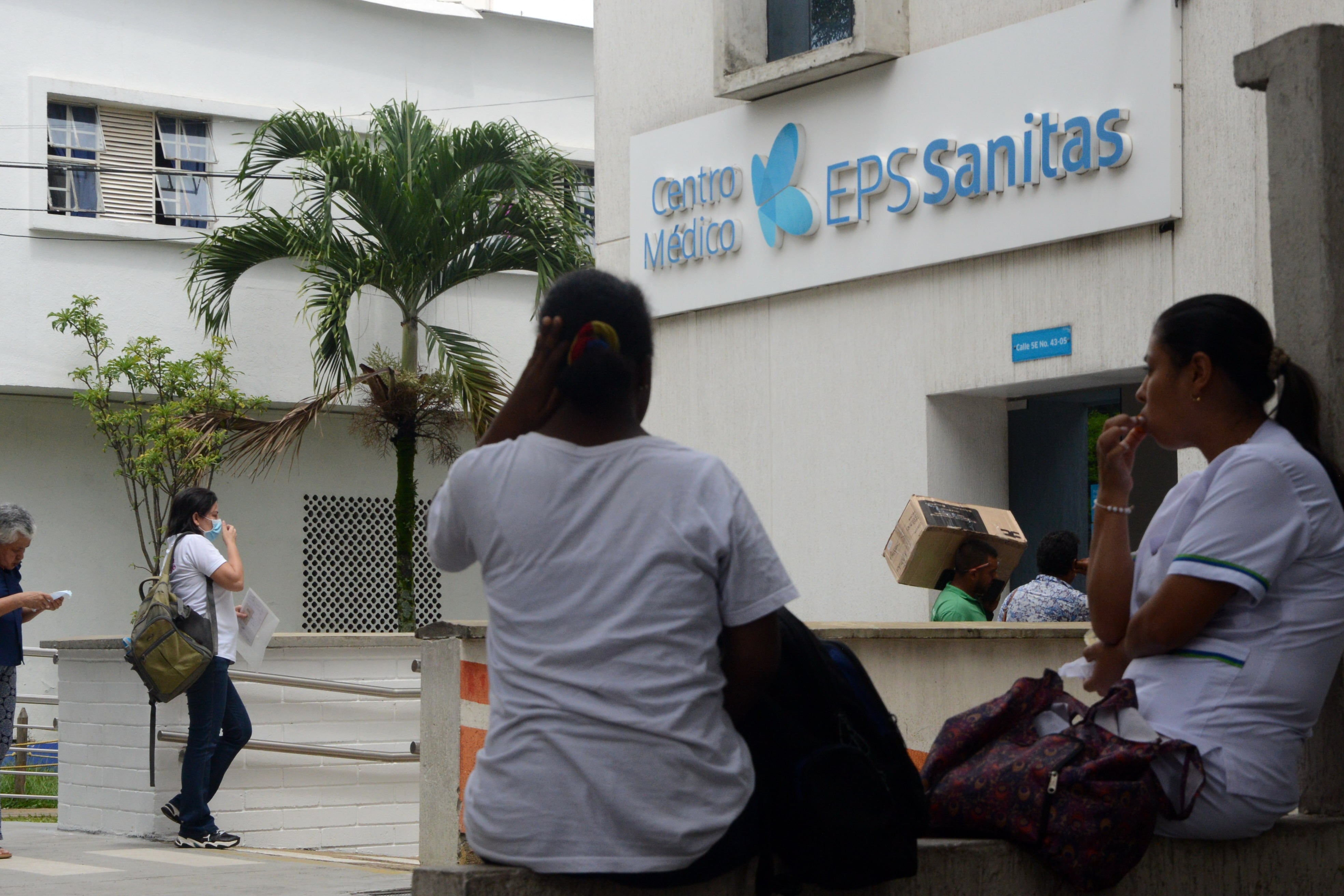 Cali: Desde el 15 de noviembre dejara de suministrar medicamentos a miles de usuarios de Sanitas debido a una millonaria deuda por parte de la EPS, ha generado preocupación en el país por parte de los afiliados. foto José L Guzmán. El País oct 31-23