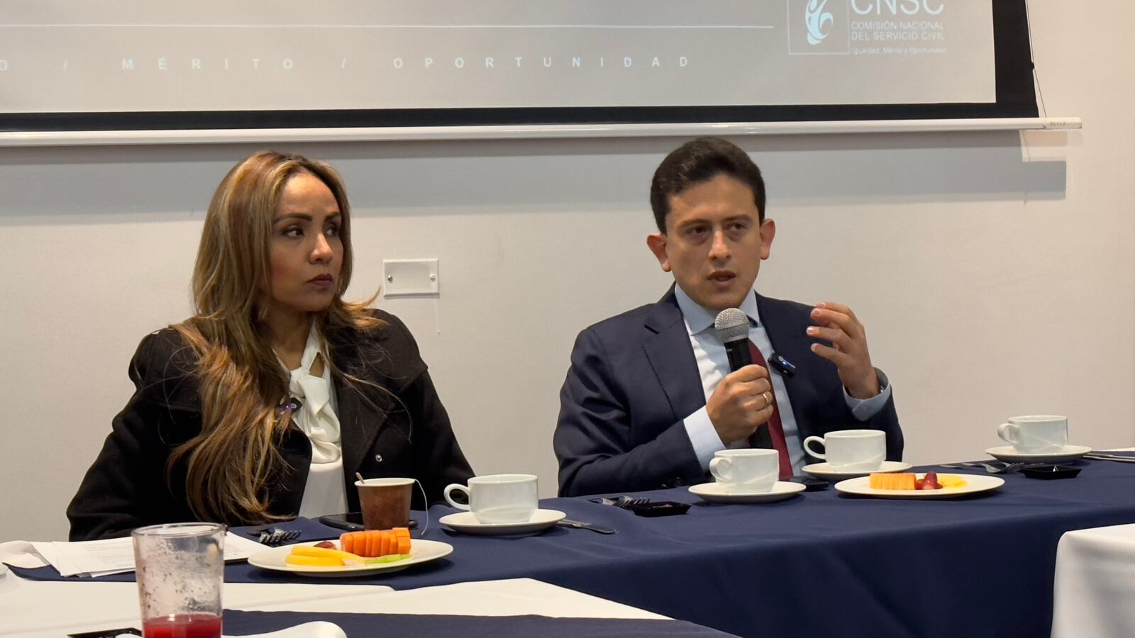 Dian y comisión de servicio civil