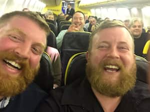 Neil Douglas y Robert Stirling se cruzaron, por error en un avión que viajaba de Escocia a Irlanda.