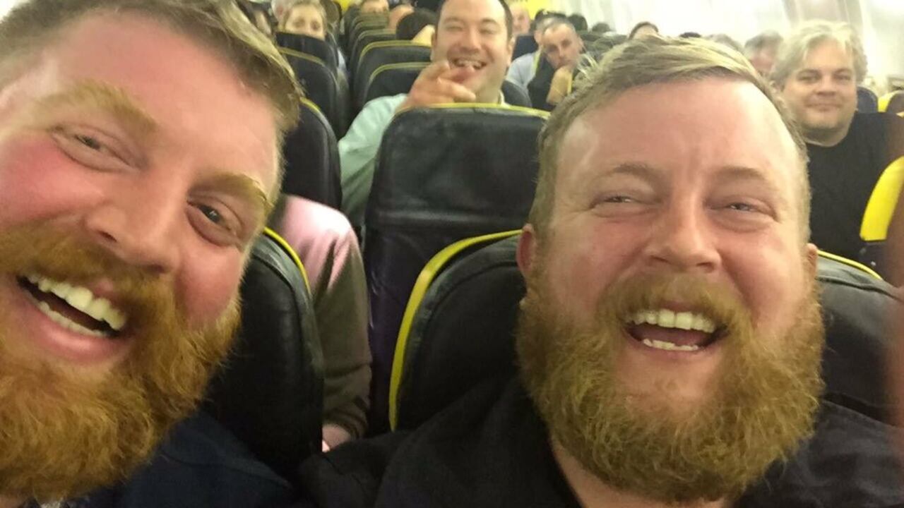 Neil Douglas y Robert Stirling se cruzaron, por error en un avión que viajaba de Escocia a Irlanda.