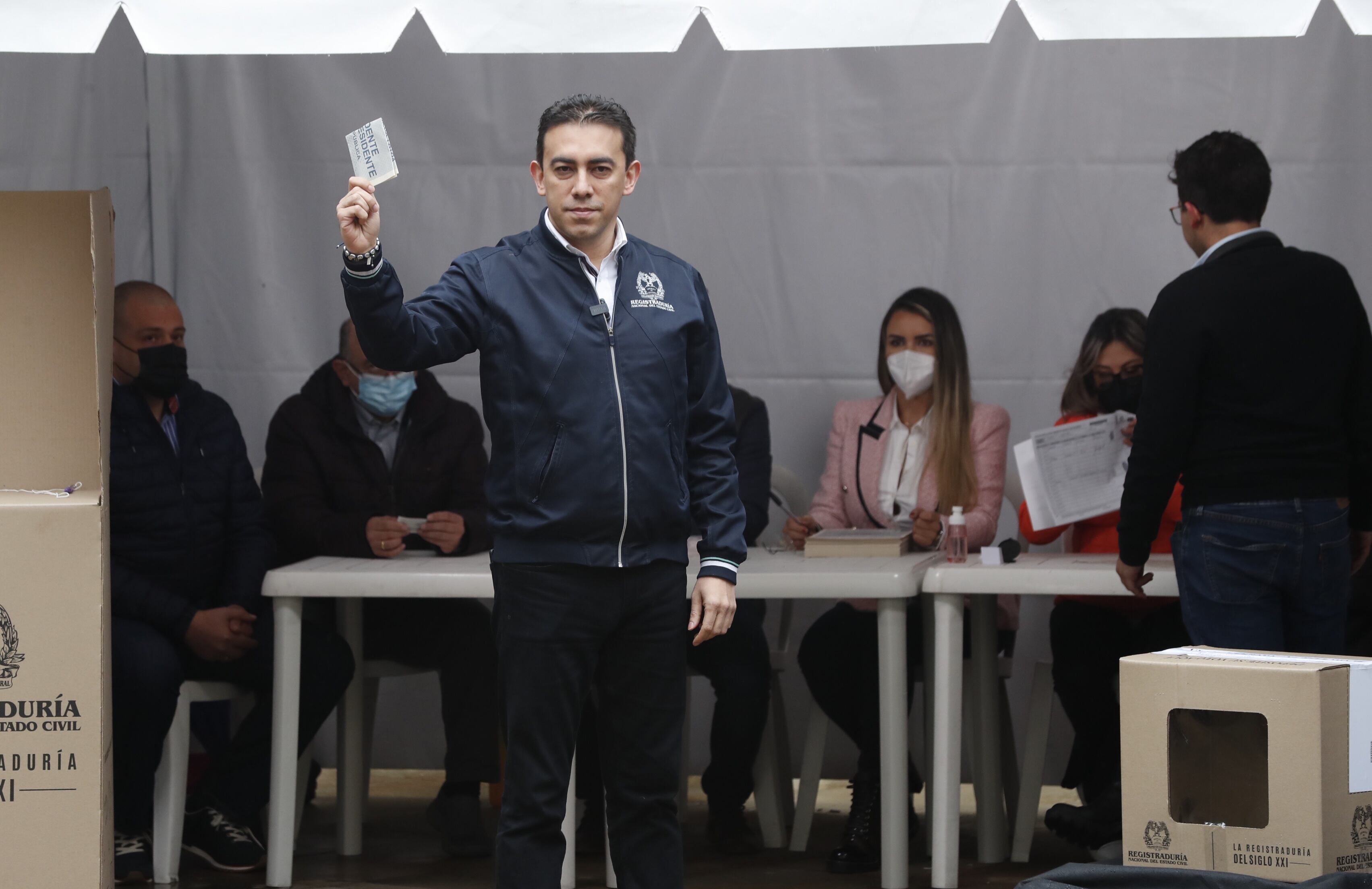 Registrador Alexander Vega vota