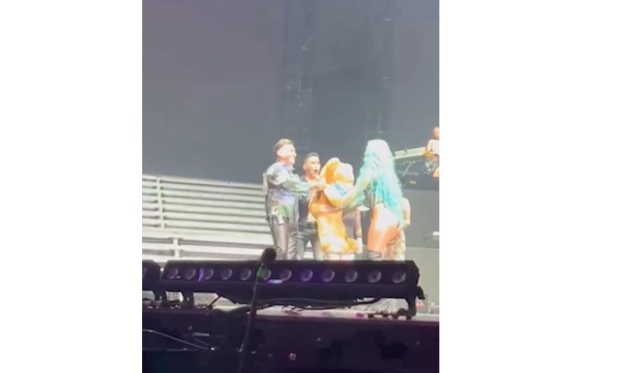 El regalo que recibió Karol G en uno de sus conciertos en Bogotá