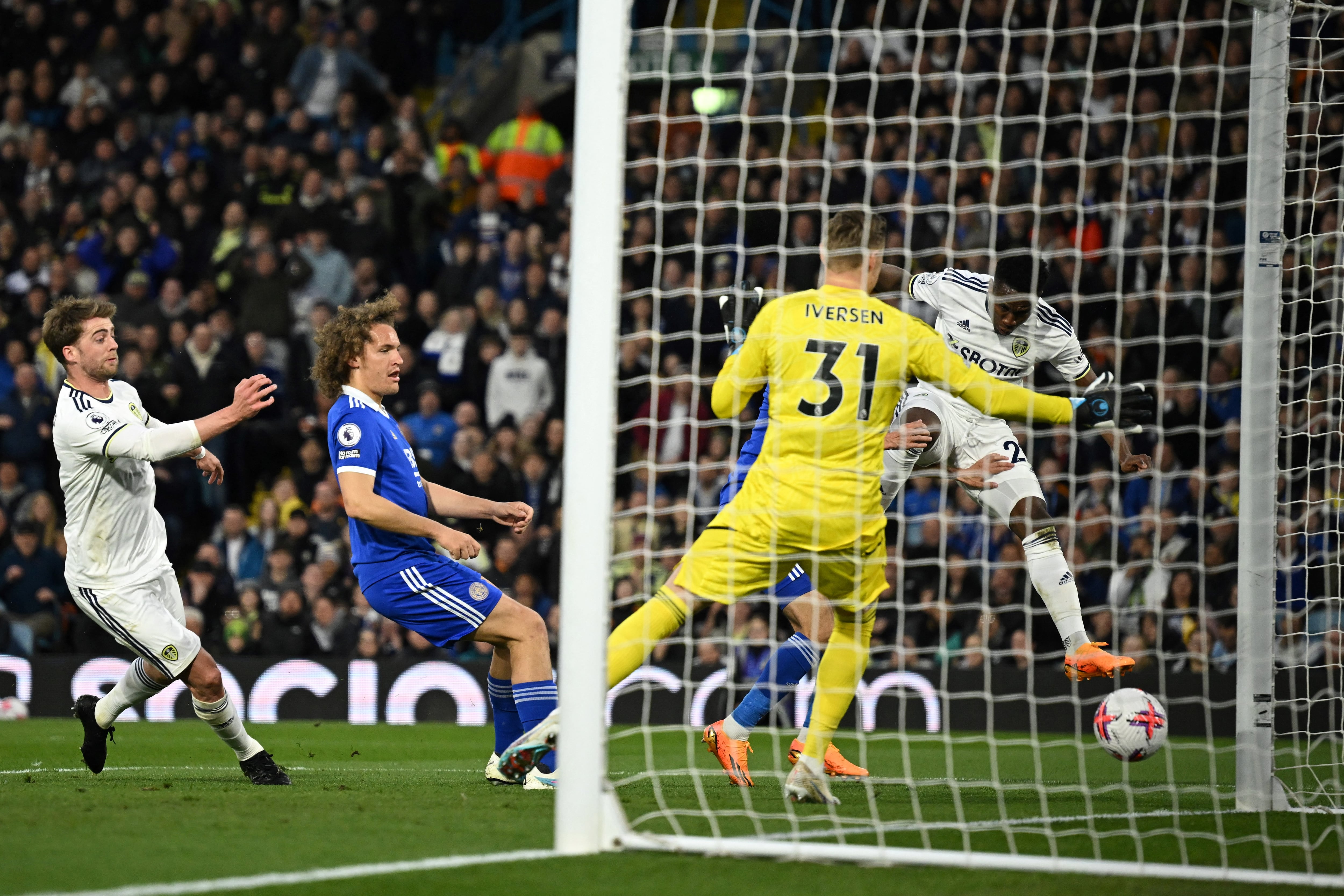 Luis Sinisterra en un partido de la Premiere League, de la temporada 2022-2023, cuando el Leeds enfrentó al Leicester