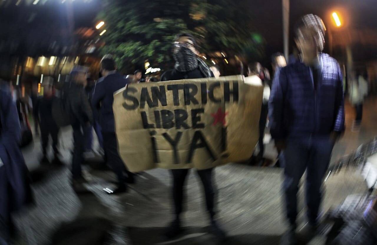 Caída la tarde Jesús Santrich se encontraba al interior de las instalaciones del búnker. La manifestación también se movilizó hasta allí para protestar en contra de lo que ellos veían como una mala jugada en contra del proceso de paz. Durante este domingo 19 de mayo, la Fiscalía legalizó la captura ante un juez de control de garantías. Foto: Esteban Vega / SEMANA.