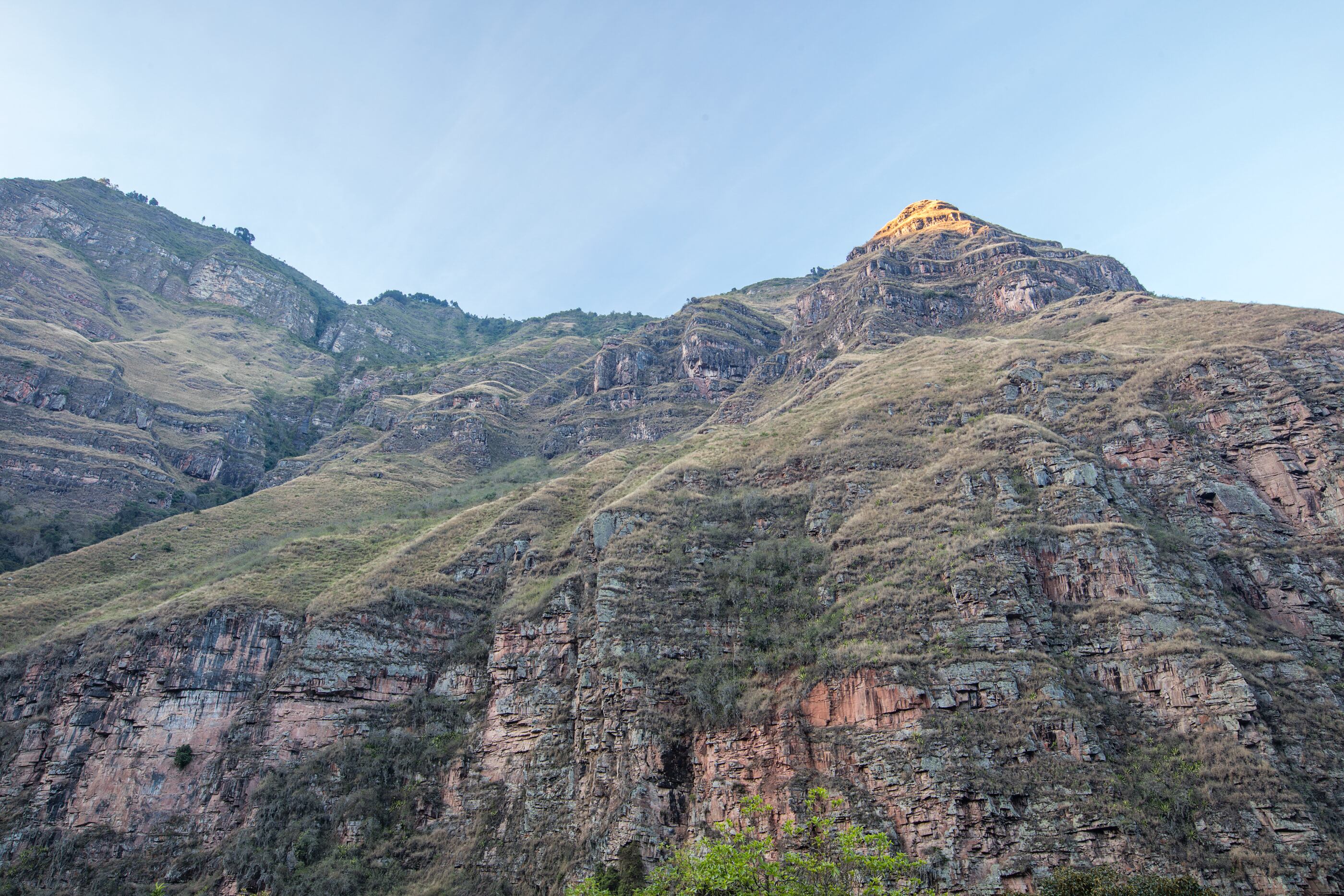 Rocas sedimentarias del Paleozoico (541 – 252 millones de años) y sobre ellas rocas del Cretácico (145 – 66 millones de años) en el municipio de Labateca, Norte de Santander