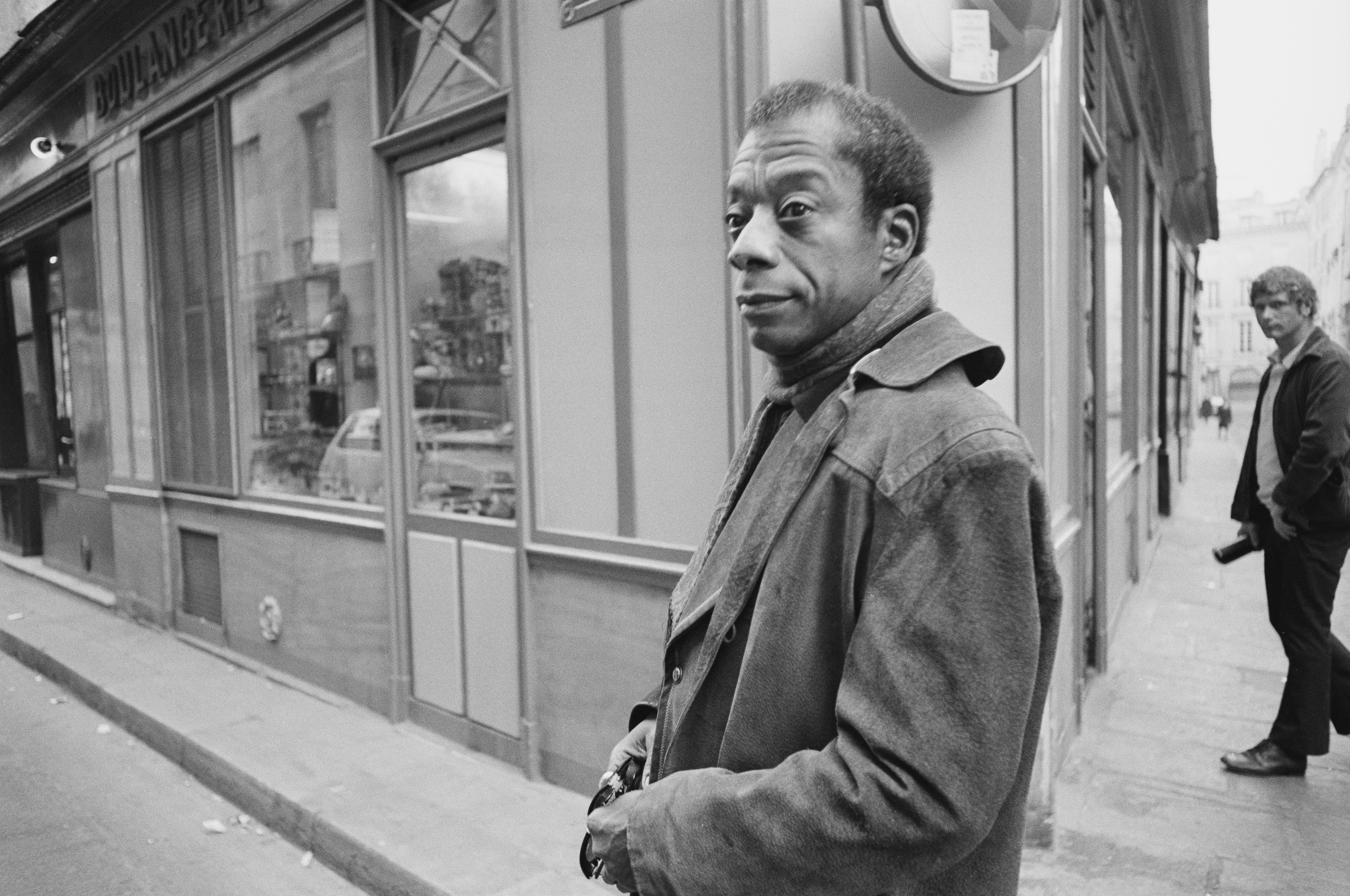 El escritor estadounidense James Baldwin en París.