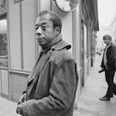 El escritor estadounidense James Baldwin en París.