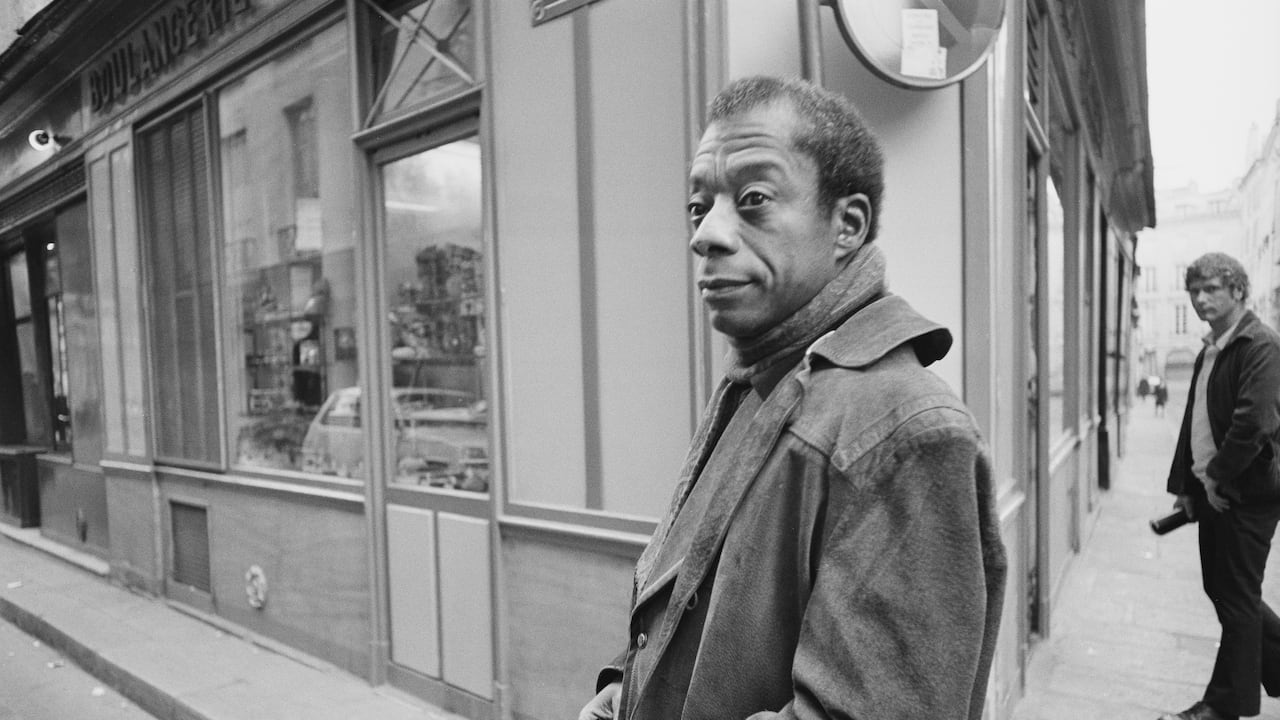 El escritor estadounidense James Baldwin en París.