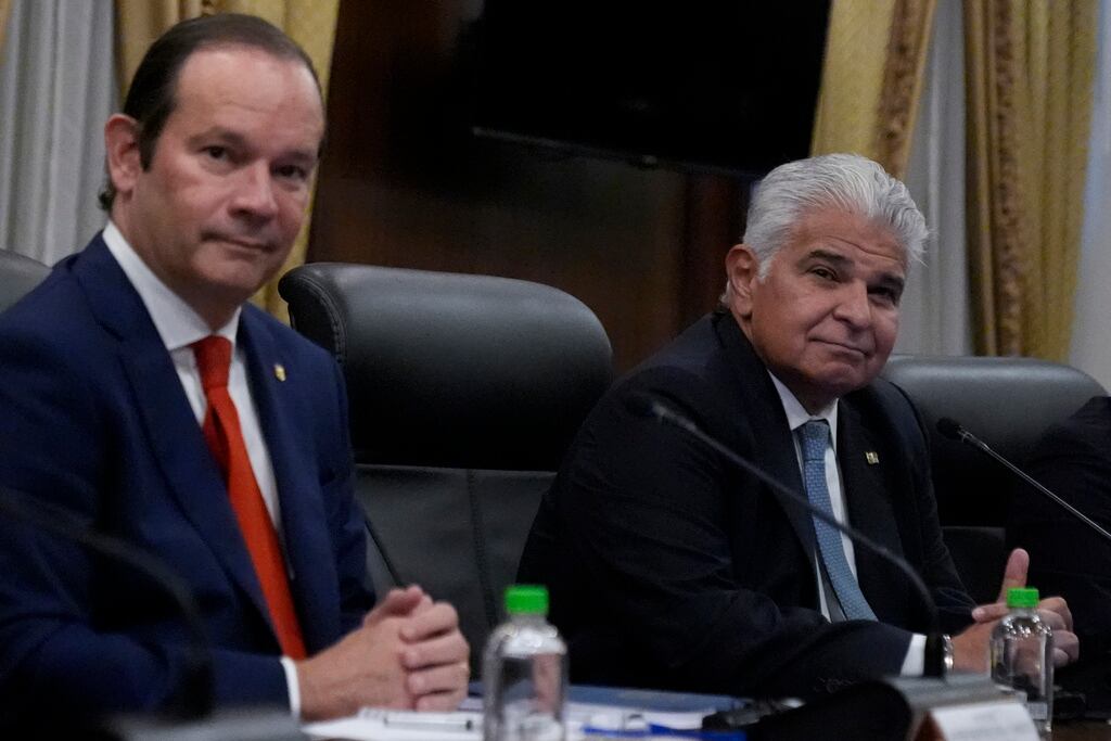 El presidente de Panamá, José Mulino, derecha, y el ministro de Relaciones Exteriores, Javier Martínez-Acha, se reúnen con el secretario de Estado de Estados Unidos, Marco Rubio, en el palacio presidencial de la ciudad de Panamá, el domingo 2 de febrero de 2025. (Foto AP/Mark Schiefelbein, Pool)