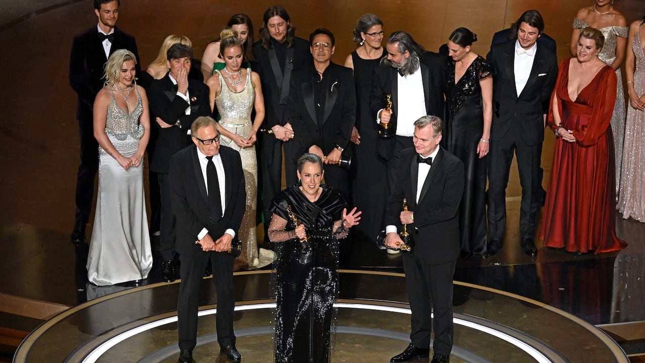 Los triunfales productores de 'Oppenheimer', Emma Thomas, Charles Roven y Christopher Nolan. Foto de Patrick T. Fallon / AFP.