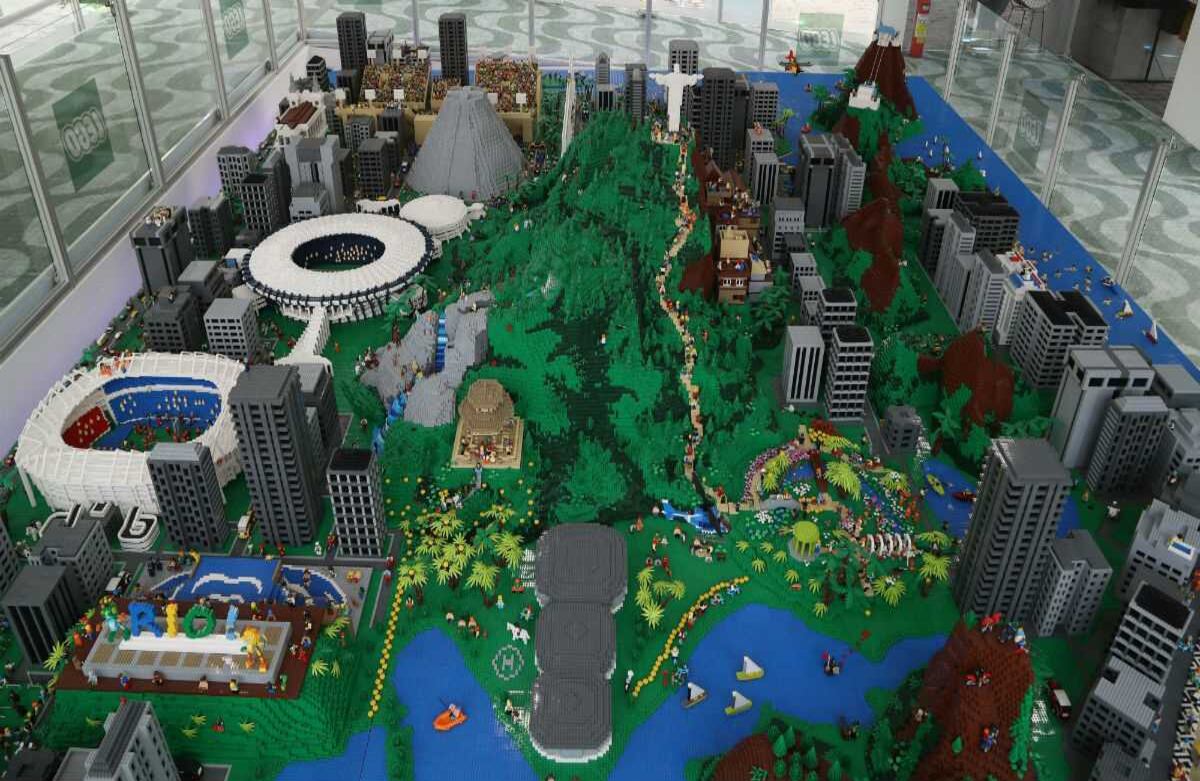 La obra reúne reproducciones con gran colorido, incluyendo 2.000 piezas de detalles que representan personas, árboles y automóviles, de 25 diferentes lugares turísticos de Río de Janeiro. EFE/Fernando Maia