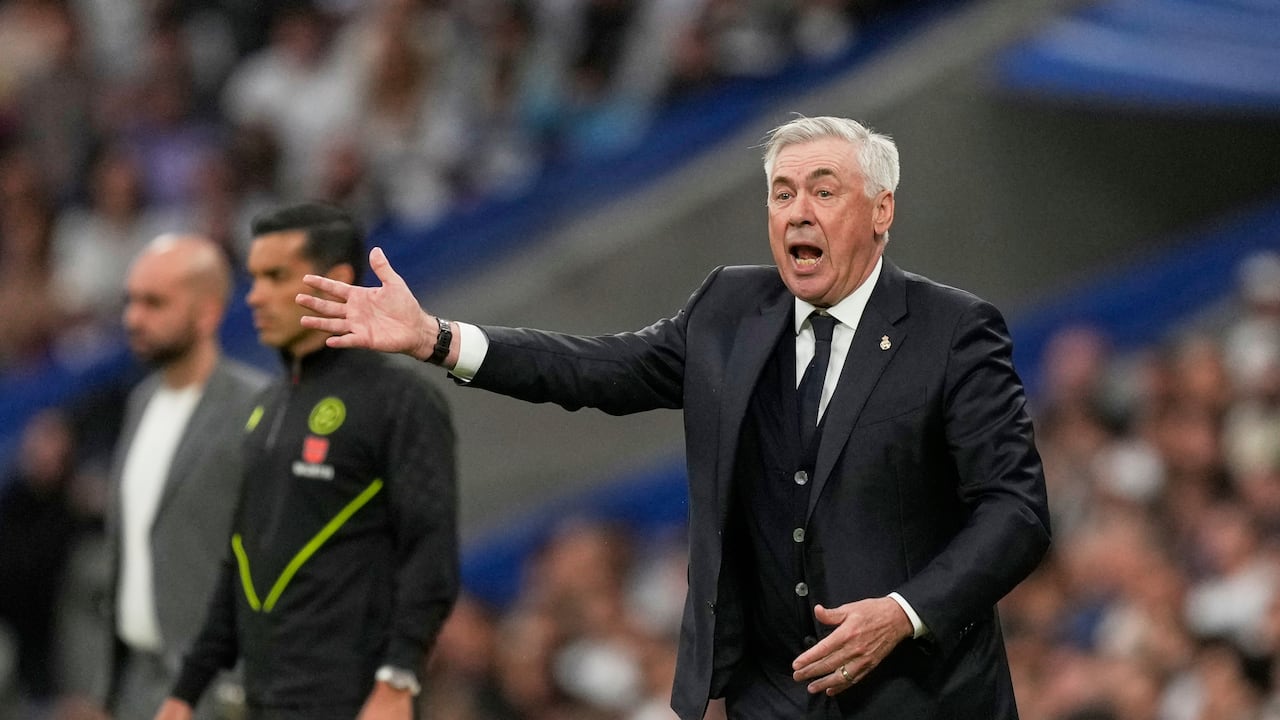 El técnico del Real Madrid Carlo Ancelotti reacciona durante el partido contra el Barcelona en la Liga española, el domingo 4 de mayo de 2025, en Madrid. (AP Foto/José Bretón)