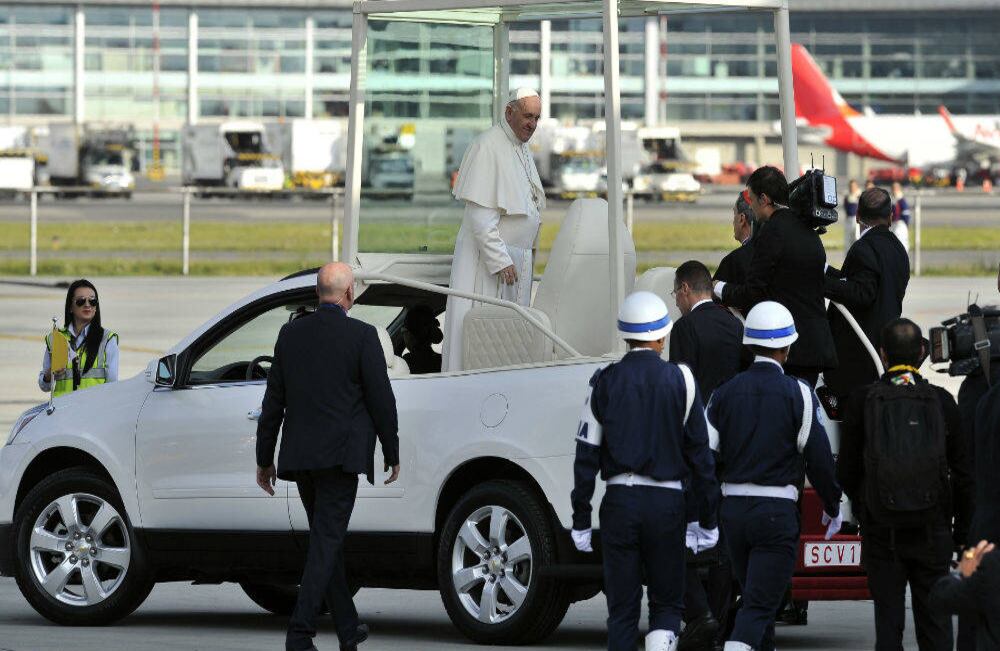 Al arribar en Colombia y tras los honores, el papa se subió por primera vez al papamóvil diseñado especialmente para él. Foto: Carlos Julio Martínez / SEMANA