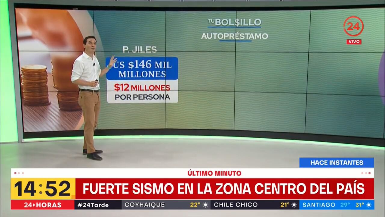 El periodista continuó su informe a pesar del movimiento.