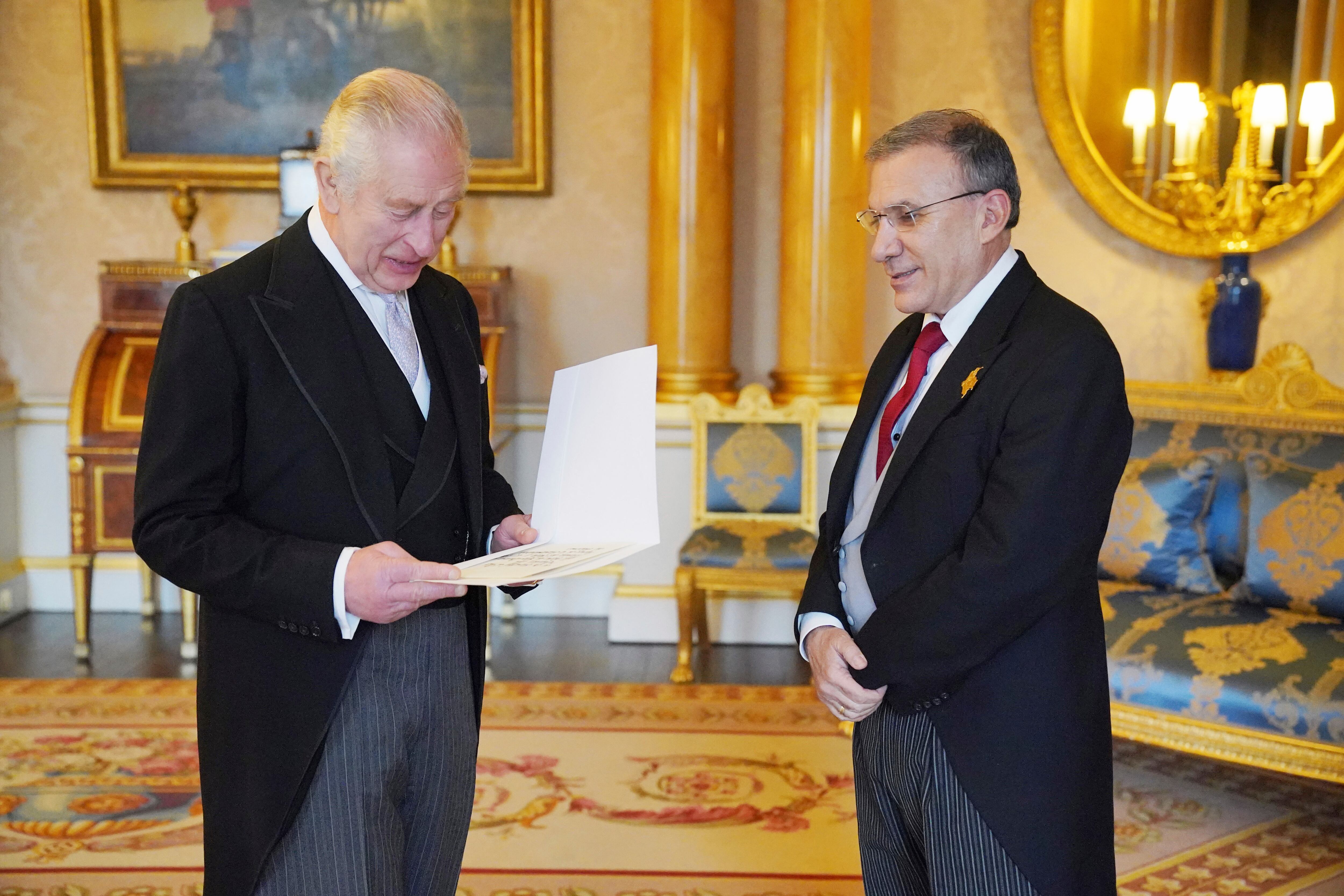 Roy Barreras presentó sus cartas credenciales, como embajador de Colombia ante el Reino Unido, al Rey Charles III en el palacio de Buckingham.