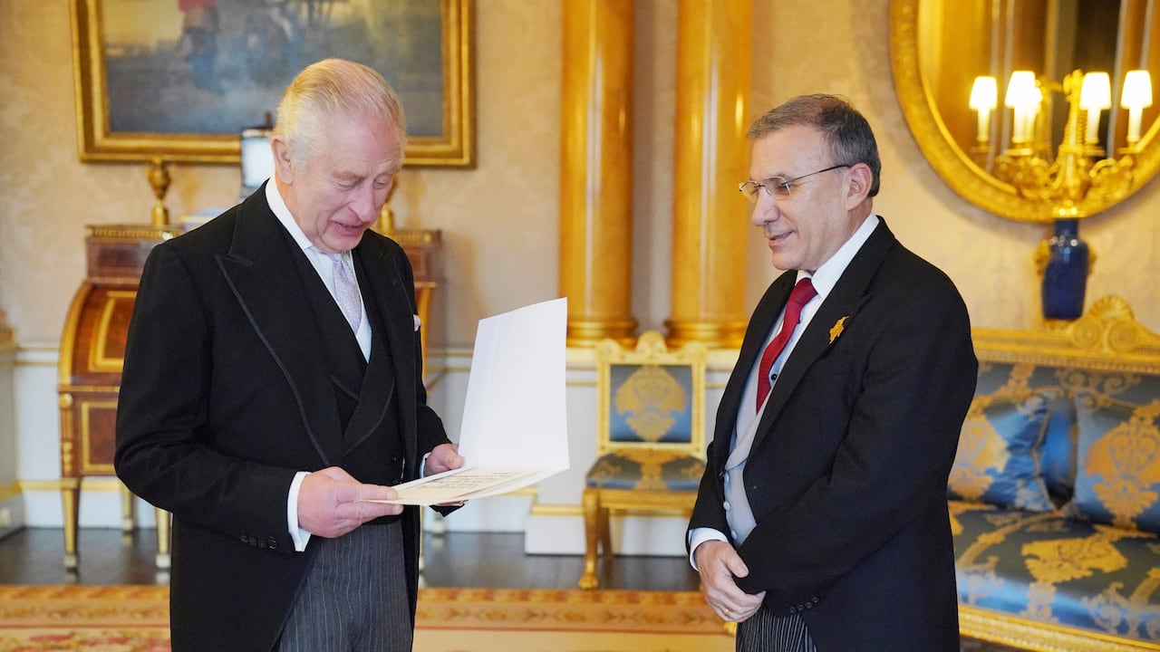 Roy Barreras el día en que presentó sus cartas credenciales, como embajador de Colombia ante el Reino Unido, al rey Carlos III en el Palacio de Buckingham. (Jonathan Brady/Pool photo via AP).