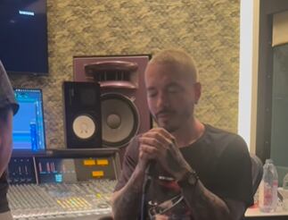 El cantante paisa J Balvin responde el porqué no vive en su país natal.