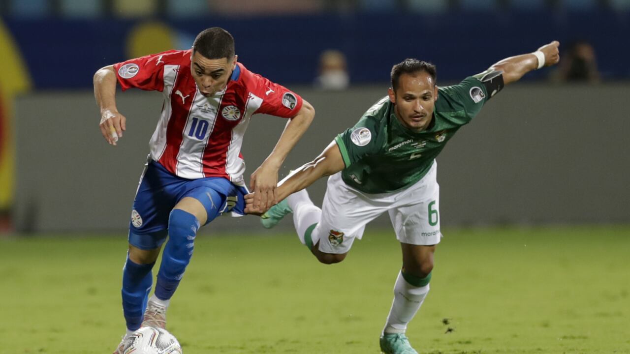 Paraguay se hizo con la punta del Grupo B tras el empate a primera hora entre Argentina y Chile.