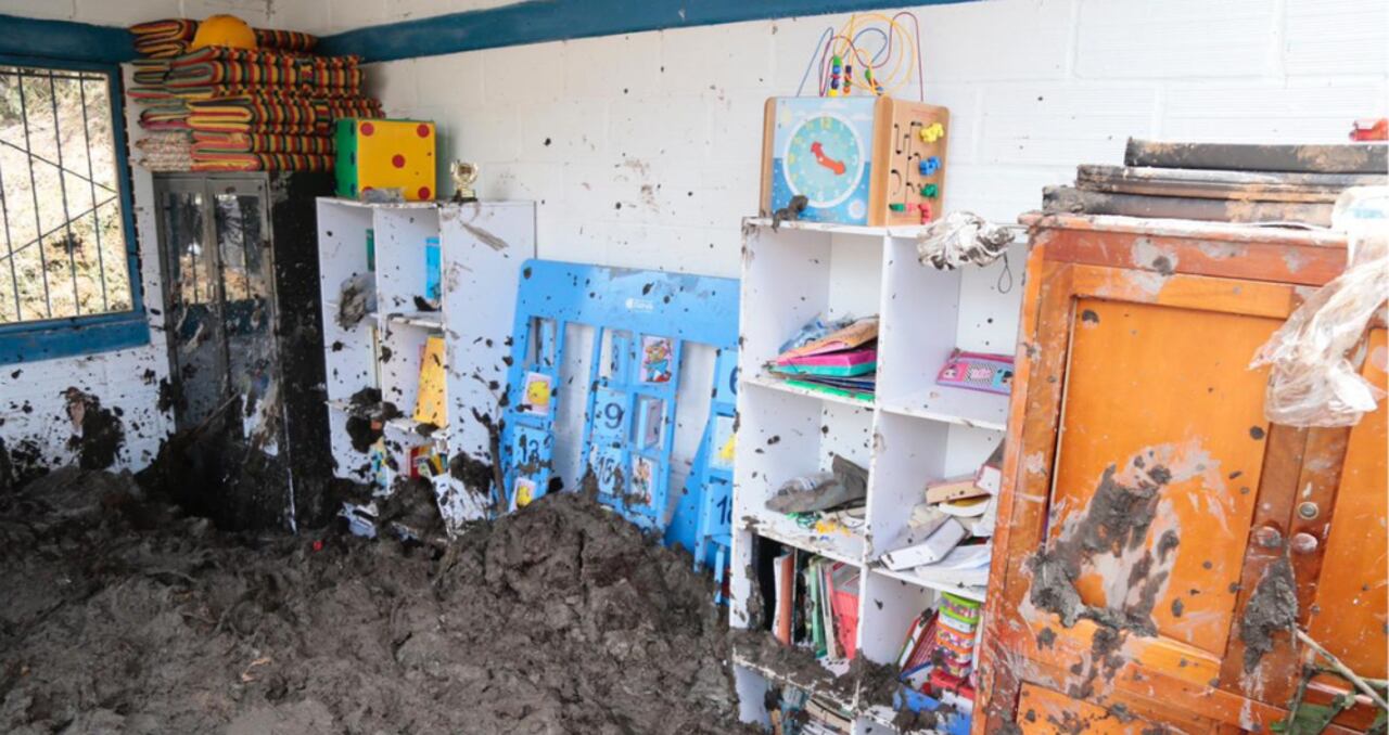 Deslizamiento de tierra en la escuela de la vereda El Porvenir de Andes.