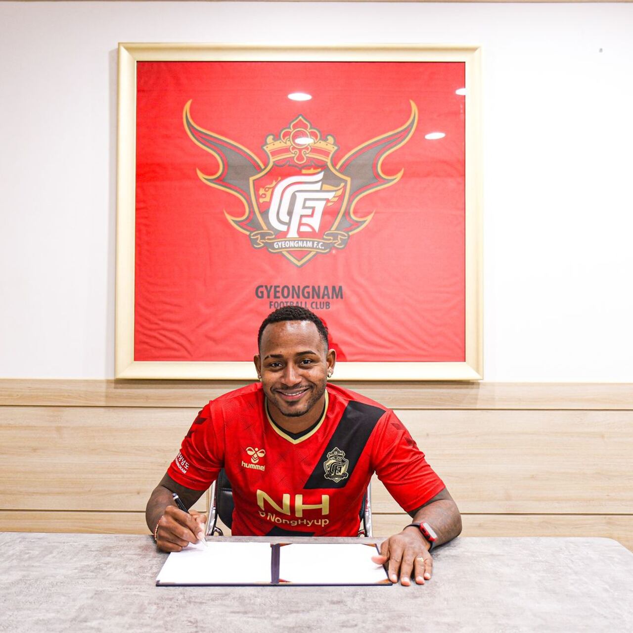 Rodrigo Rivas durante su presentación con el Gyeongnam FC