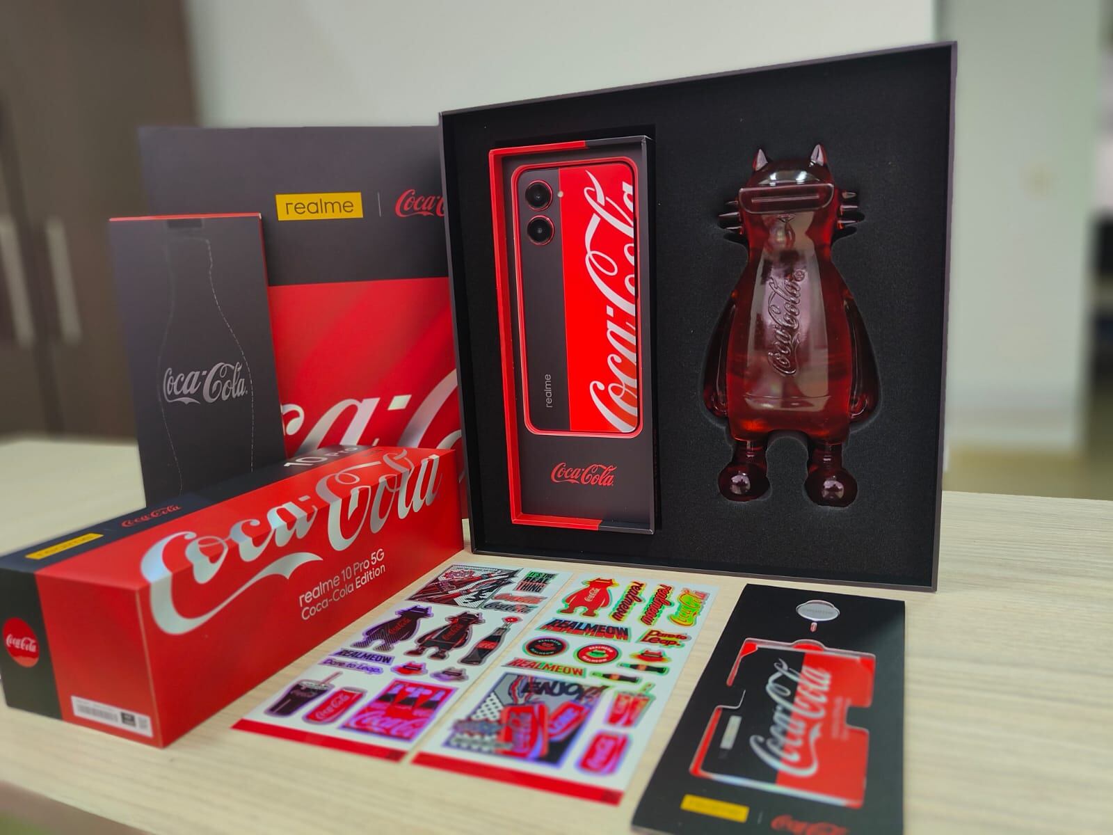 El teléfono viene en una caja especial que incluye stickers y otros objetos coleccionables.