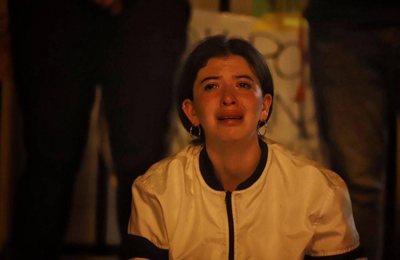   Algunos de los congregados en el Hospital San Ignacio lloraban, mientras otros gritaban arengas en honor al joven que permaneció dos días en coma inducido por cuenta del impacto que le propinó un policía del Esmad. FOTO:  Diana Rey Melo / SEMANA