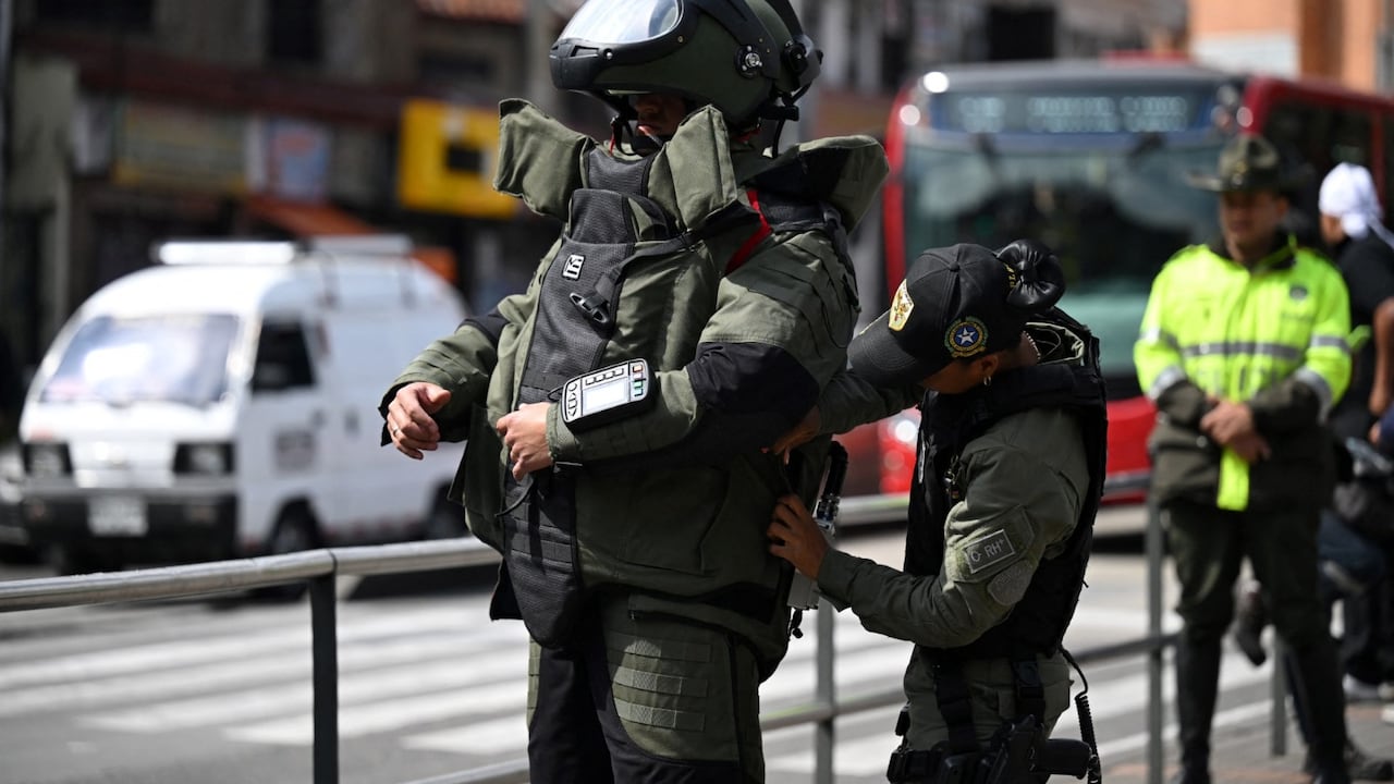 Personal antiexplosivos de la policía.