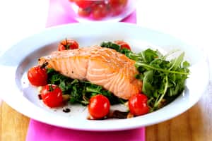 Salmon steak with spinach and tomatoes