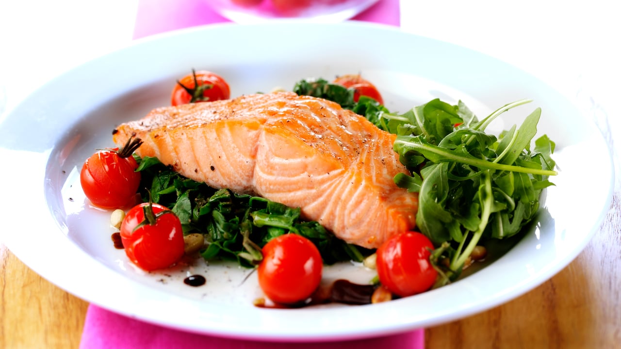 El salmón tiene muchos beneficios para el organismo.