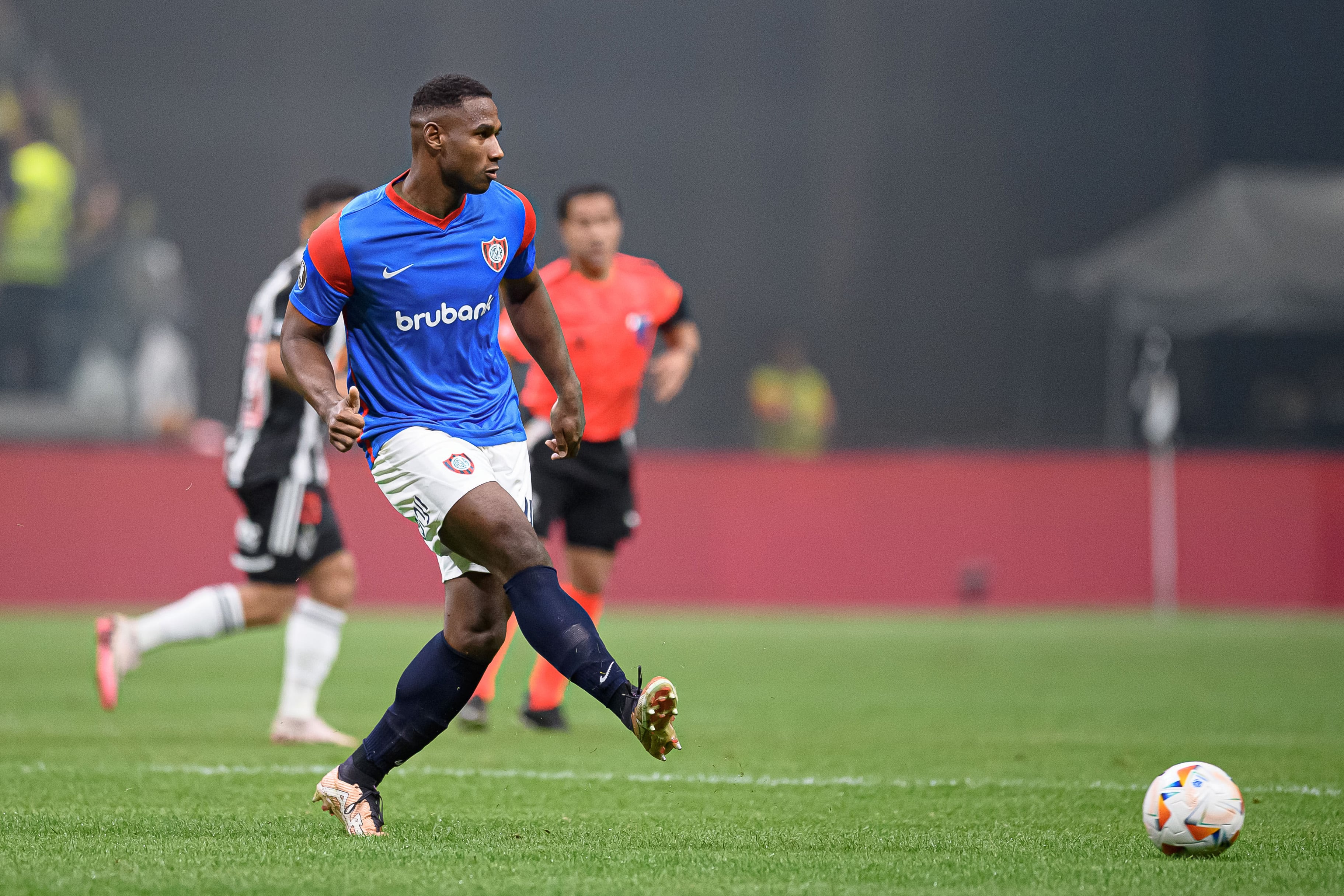 Jhohan Romaña de San Lorenzo pasa el balón durante el partido de la Copa CONMEBOL Libertadores entre el Atlético Mineiro y San Lorenzo en el Arena MRV el 20 de agosto de 2024 en Belo Horizonte, Brasil.