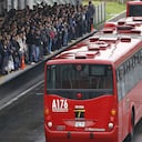 Un proyecto para que los hombres cedan su silla en Transmilenio en horas pico.