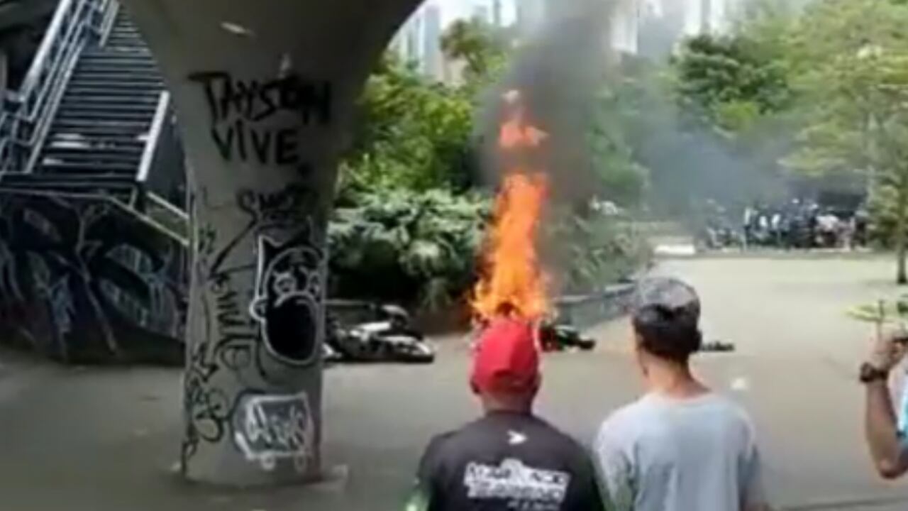 Jóvenes le prendieron fuego a una de las motocicletas del Ejército Nacional en Medellín.