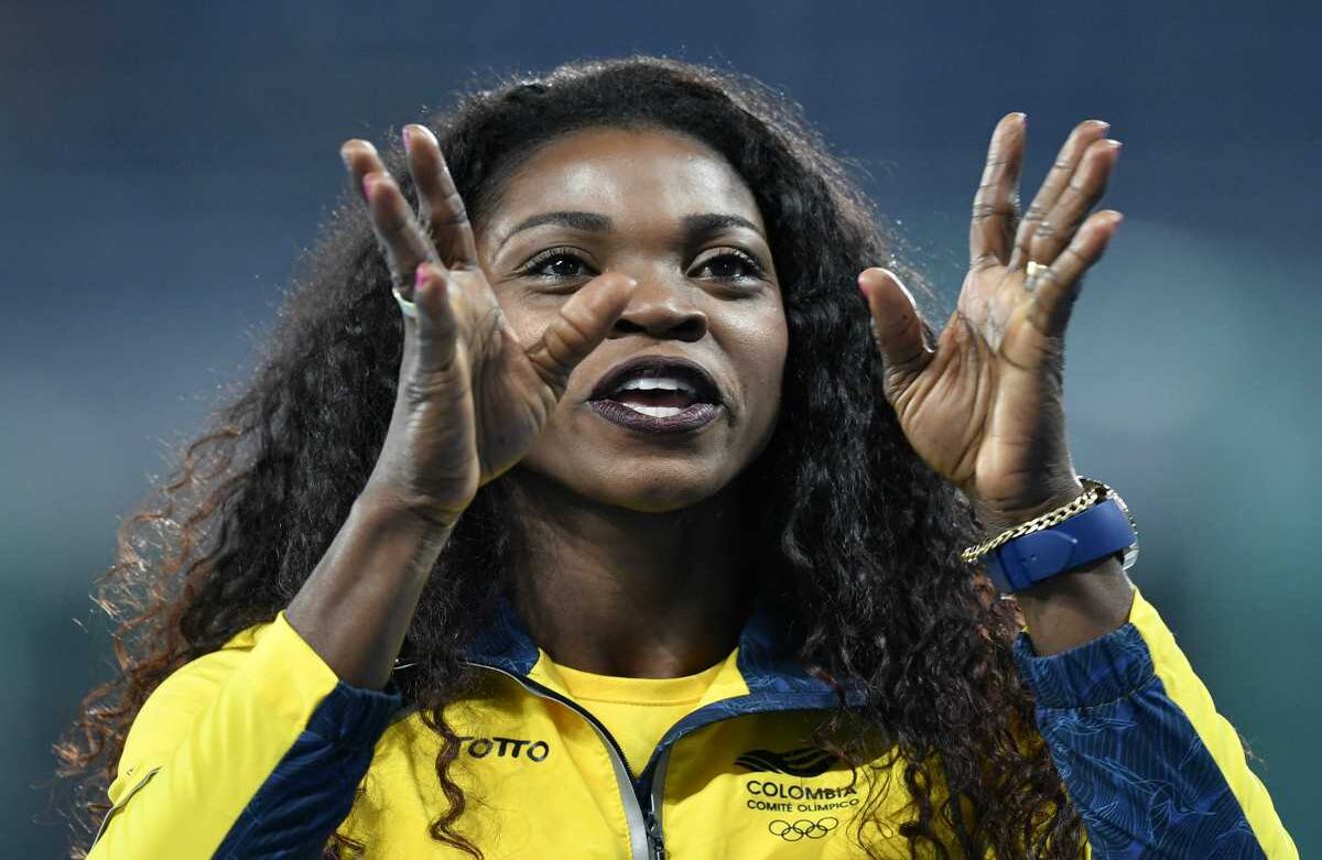 Caterine sonrió siempre, en medio de una ceremonia en la que se escuchó el himno colombiano.  Fabrice COFFRINI / AFP