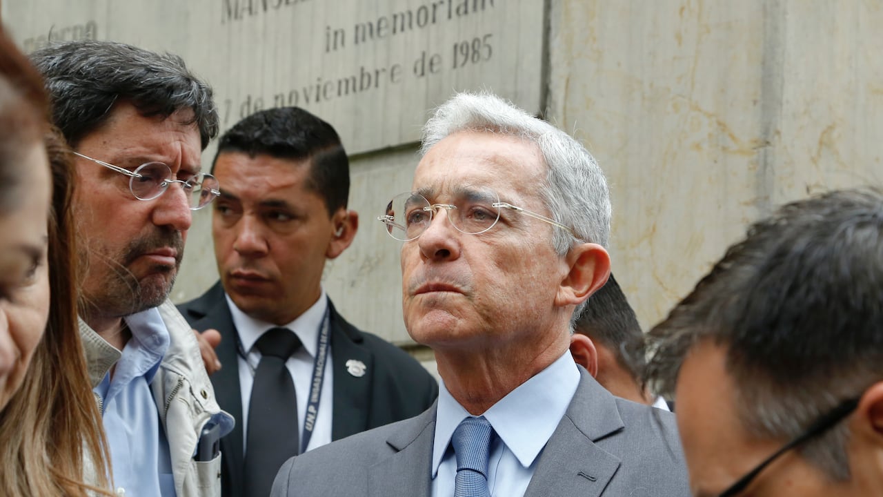 El expresidente (2002-2010) manifestó que esto refleja la grave situación para los empresarios y emprendedores, afectando así la economía.