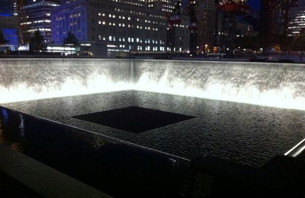 16 de agosto de 2011. Se probaron por primera vez las luces de la piscina norte del monumento a las víctimas del 11 de septiembre.