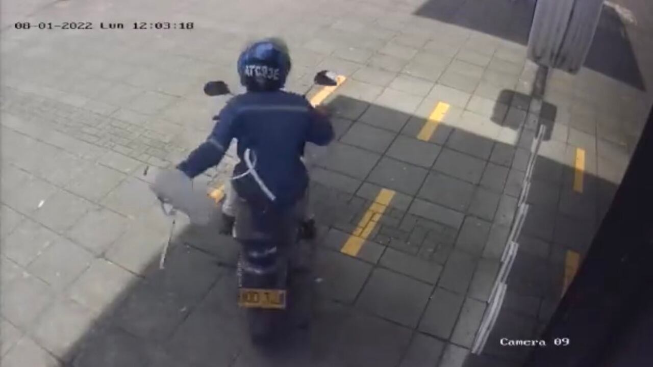 El ladrón no se tomó la molestia de cubrir las placas en su motocicleta y casco.
