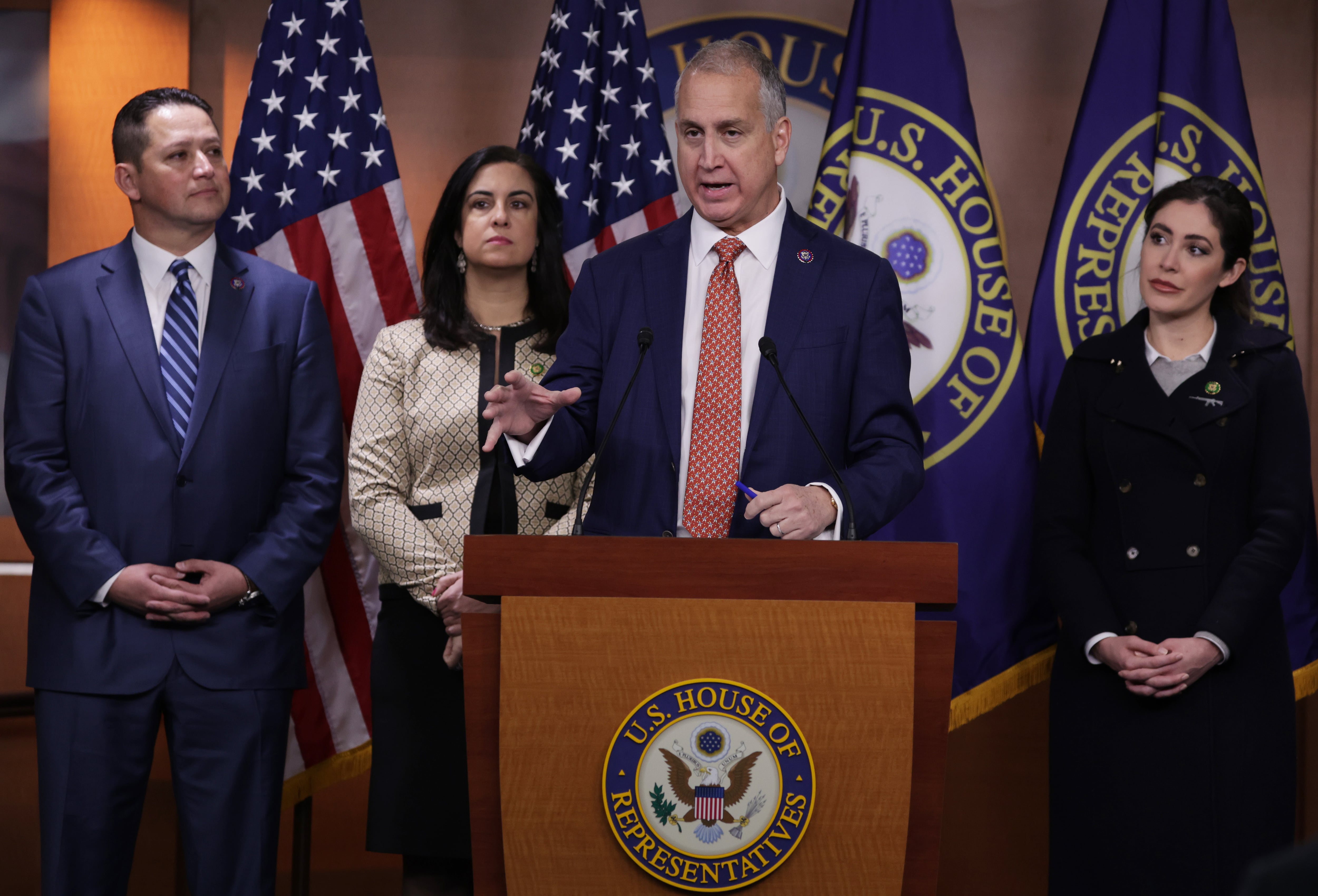El representante Mario Diaz-Balart (R-FL), habla durante una conferencia de prensa en el Capitolio