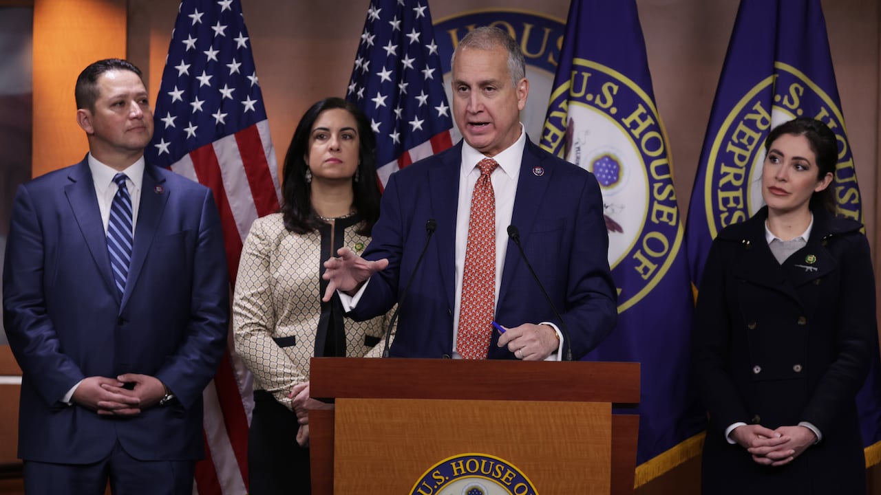 El representante Mario Diaz-Balart habla durante una conferencia de prensa en el Capitolio.