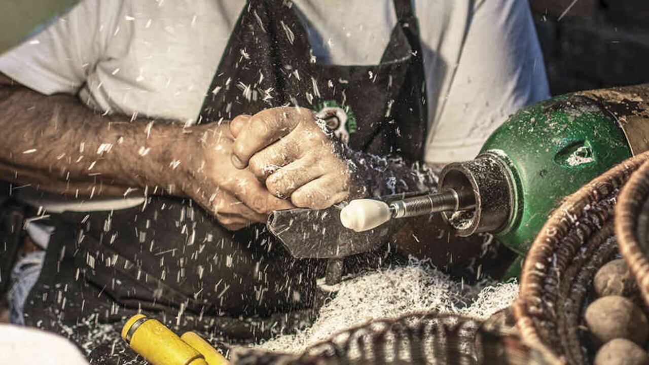 La tagua también se conoce como nuez de marfil y con ella se elaboran collares, vasijas y objetos decorativos, como el ajedrez más pequeño del mundo.