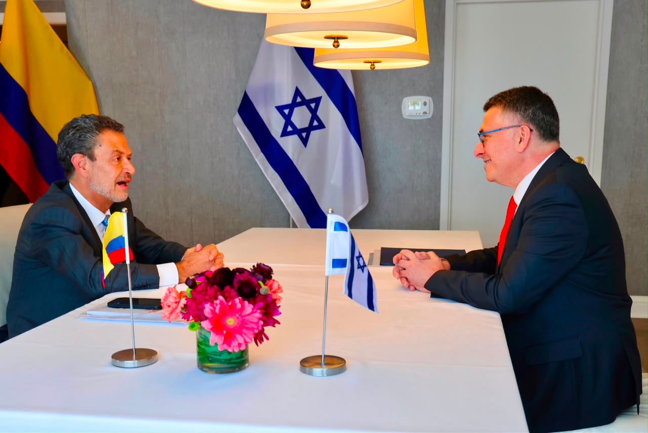 Ministro designado de Relaciones Exteriores Omar Bula Escobar con el canciller de Israel, Gideon Sa'ar.