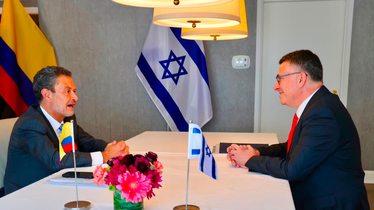 Ministro designado de Relaciones Exteriores, Omar Bula Escobar, con el canciller de Israel, Gideon Sa'ar.