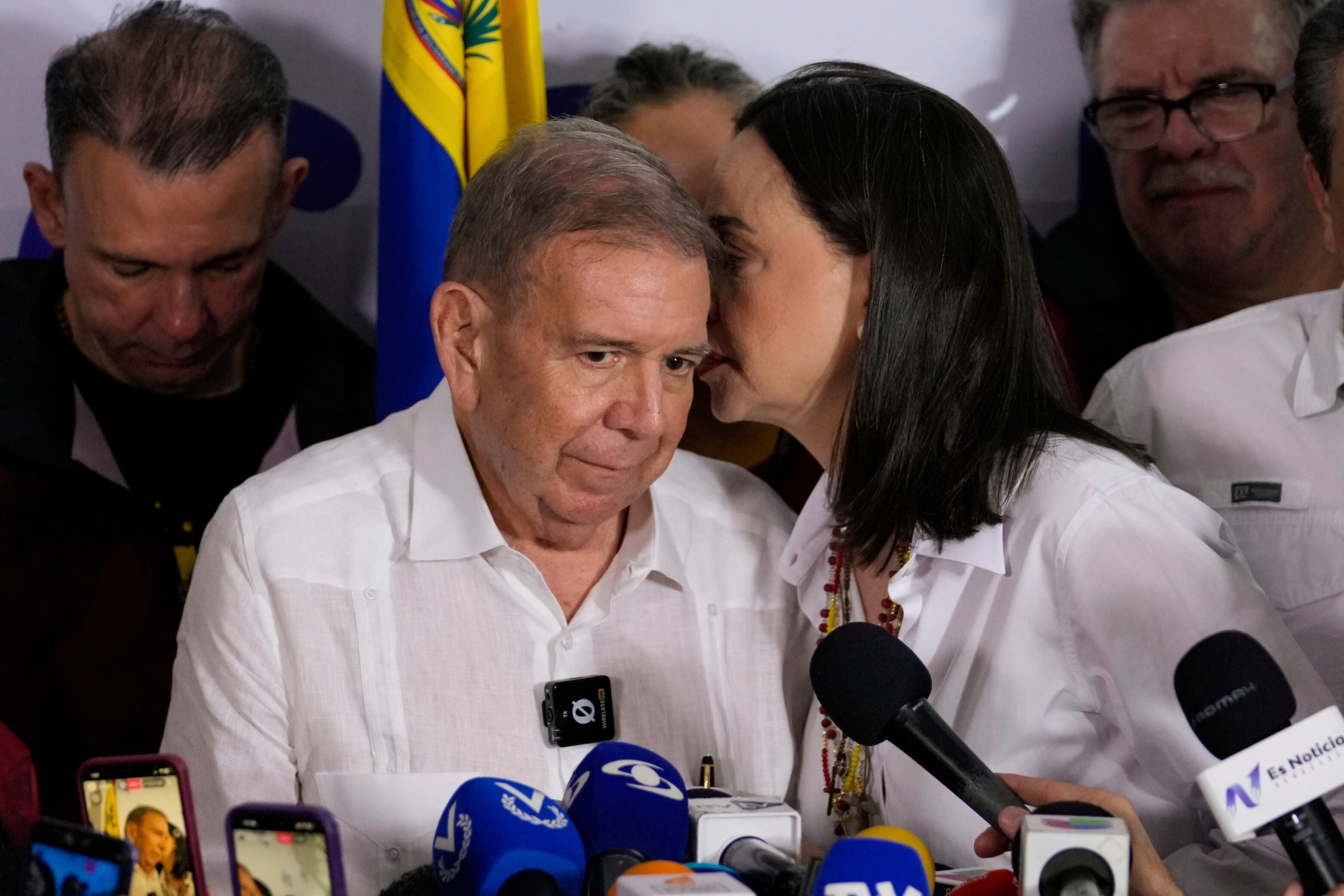 La líder opositora María Corina Machado, habla con el candidato presidencial Edmundo González durante una conferencia de prensa después de que las autoridades electorales declararan al presidente Nicolás Maduro ganador de las elecciones presidenciales en Caracas, Venezuela, el lunes 29 de julio de 2024. (AP Foto/Matias Delacroix)